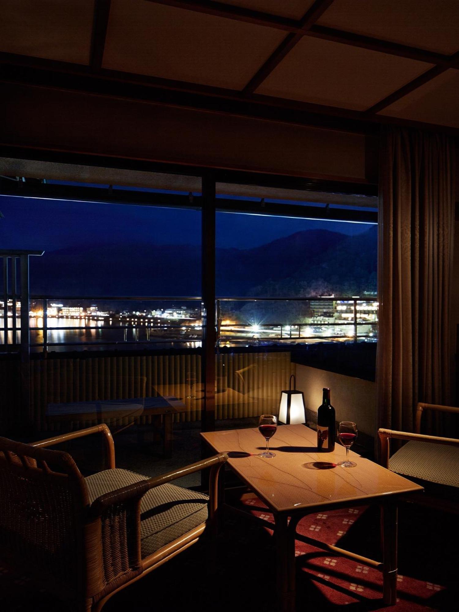 Fujikawaguchiko Onsen Konanso Hotell Rum bild View of the town from a hotel