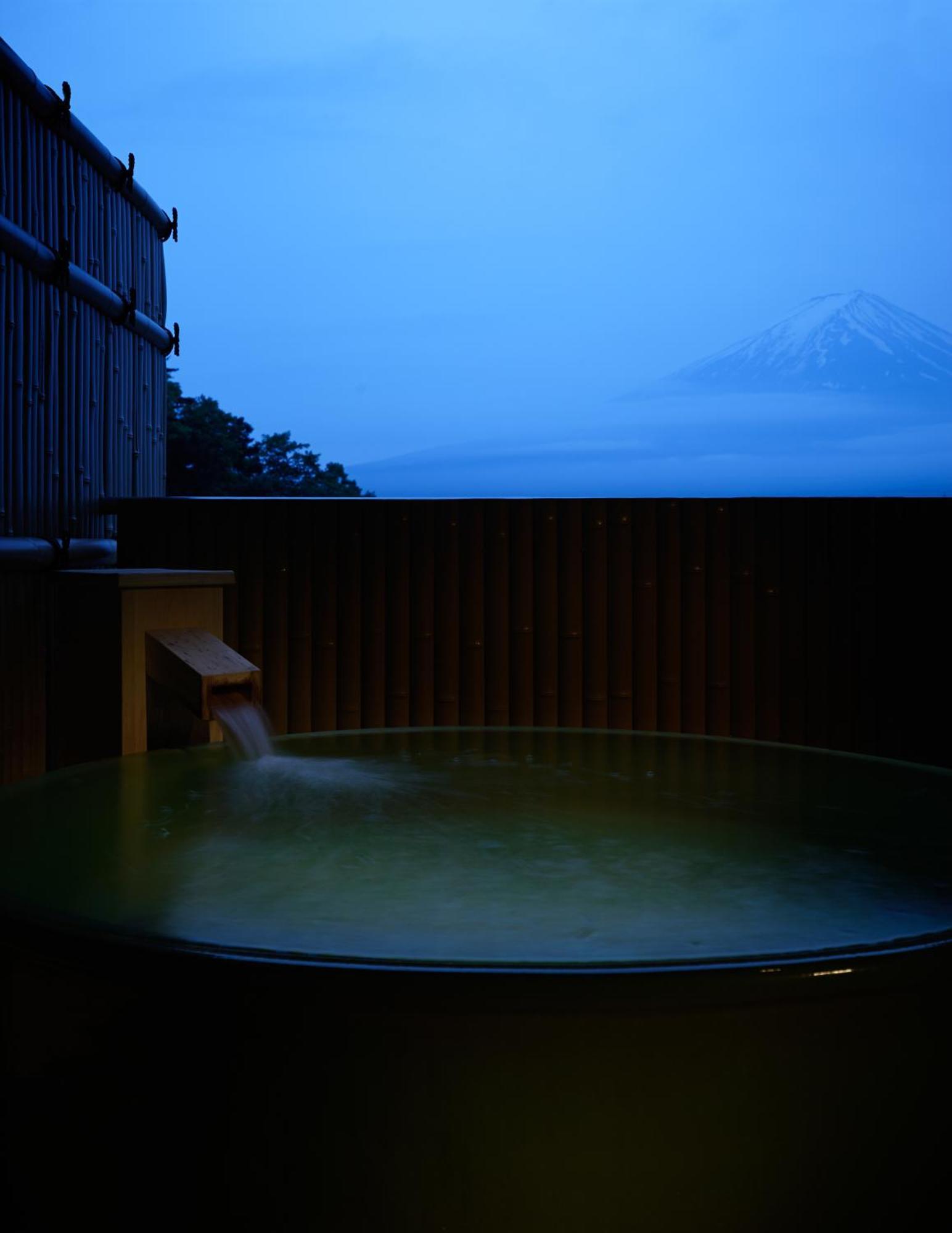 Fujikawaguchiko Onsen Konanso Hotell Rum bild A view of Mount Fuji from a traditional onsen
