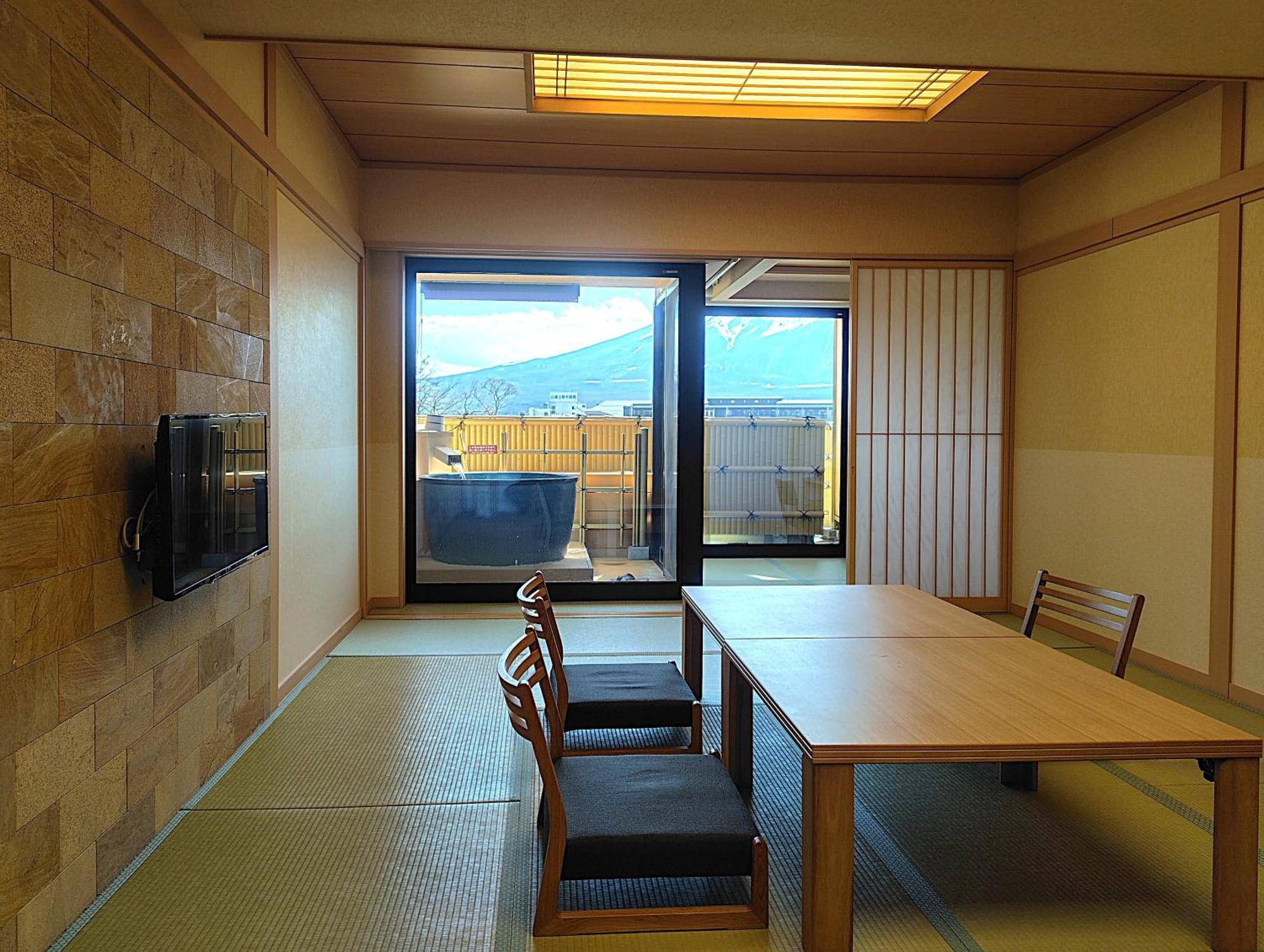 Fujikawaguchiko Onsen Konanso Hotell Exteriör bild A room at the Kyoto International Manga Museum