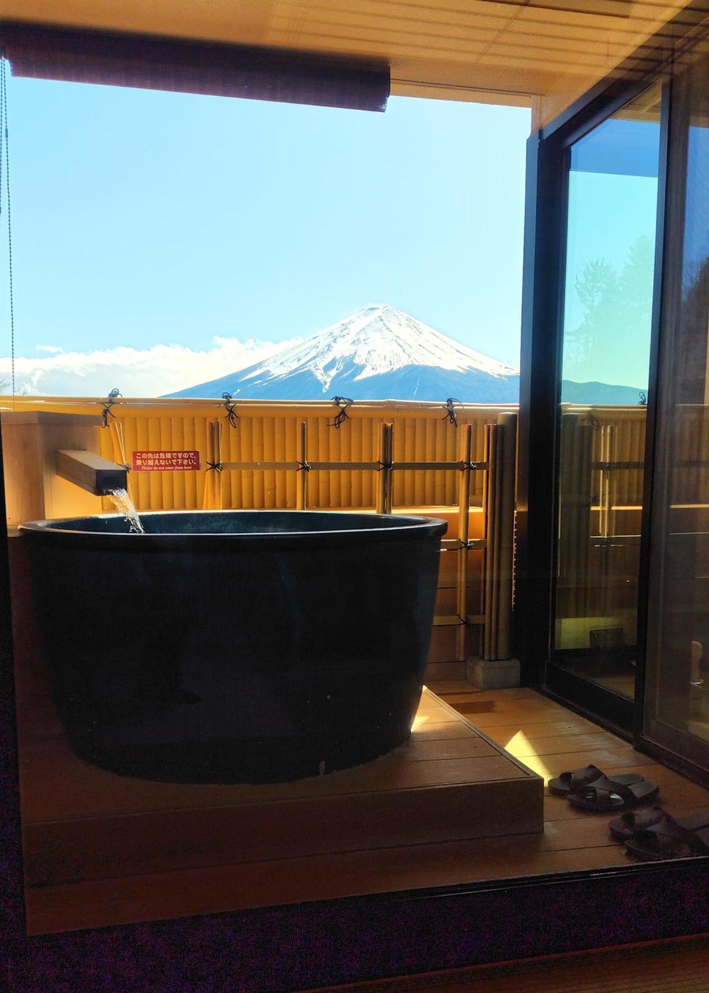 Fujikawaguchiko Onsen Konanso Hotell Exteriör bild A view of Mount Fuji from a private onsen